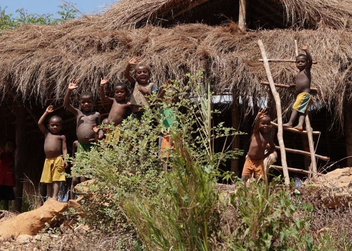 Madagáscar dos sorrisos escancarados, das rainhas Julianas e dos bailes em jazigos